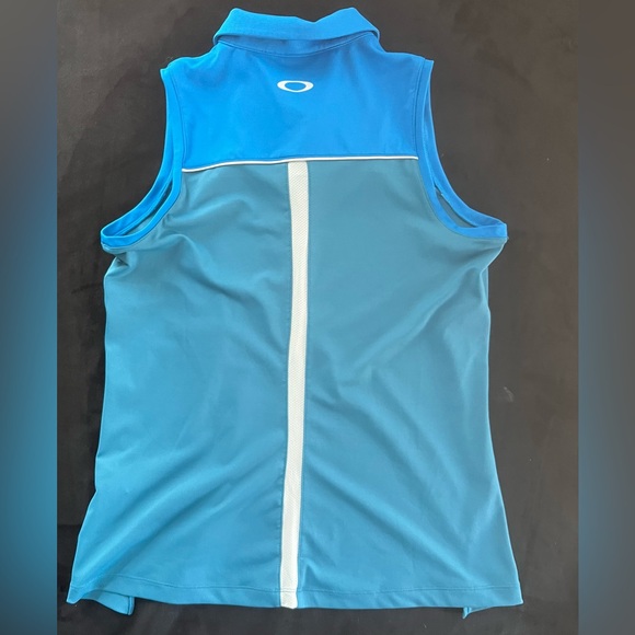 Oakley sleeveless golf shirt - Picture 2 of 3